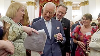 El rey Carlos III de Reino Unido habla a los invitados durante una recepción en el Palacio de Buckingham, en Londres, el 30 de abril de 2025.