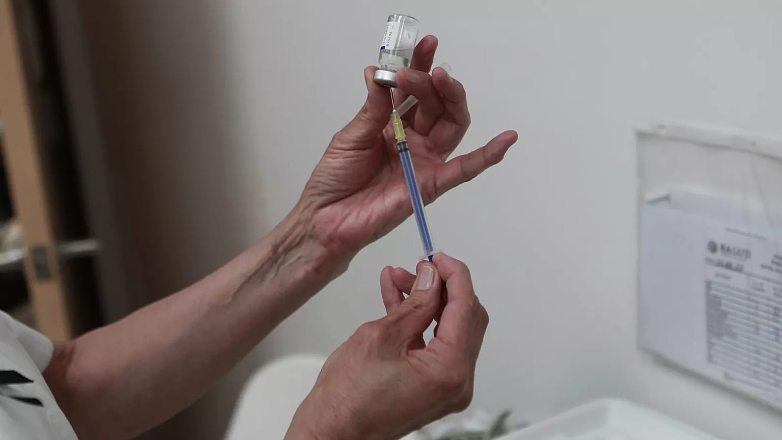 Ένας εργαζόμενος στον τομέα της υγείας ετοιμάζει μια δόση εμβολίου κατά της ιλαράς τον Απρίλιο του 2025.