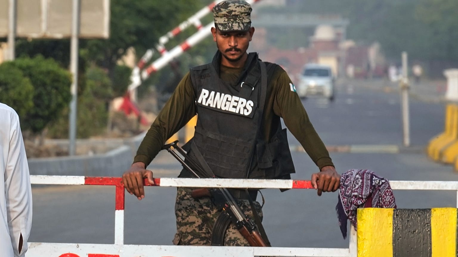 Pakisztáni katona őrködik egy ellenőrzőpontnál az indiai határon, Lahore közelében