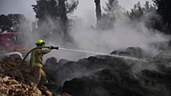 Ein israelischer Feuerwehrmann bekämpft einen Waldbrand nahe Latrun, Israel, außerhalb von Jerusalem, Donnerstag, 1. Mai 2025
