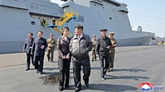 Der nordkoreanische Staatschef Kim Jong-un und seine Tochter besuchen die Testschüsse, die auf dem Zerstörer Choe Hyon am 28. und 29. April 2025 durchgeführt wurden