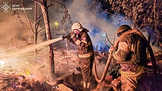 Feuerwehrleute löschen einen Brand nach einem russischen Drohnenangriff, der am Mittwoch, den 30. April 2025, Wohngebäude in Charkiw, Ukraine, traf.