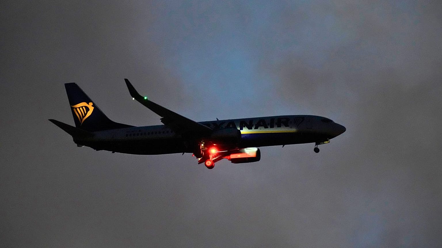 Un avión de Ryanair se aproxima para aterrizar en Lisboa, 28 de septiembre de 2022. 