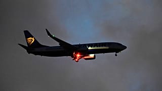 Samolot linii Ryanair podchodzi do lądowania w Lizbonie, 28 września 2022 r. 