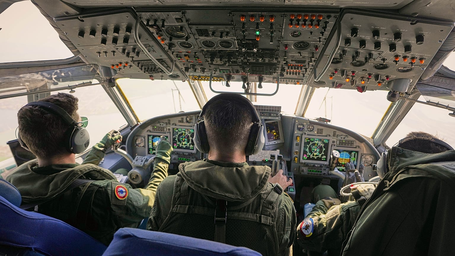 Miembros de la tripulación pilotan un avión naval caza submarinos Atlantique-2 de la Armada francesa durante un ejercicio militar de la OTAN en Rumanía, 9 de abril de 2025.