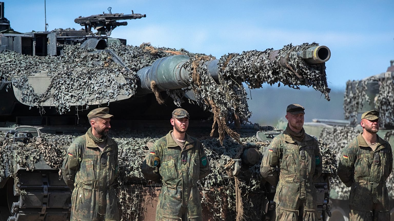 NATO güçlendirilmiş ileri mevcudiyet taburuna bağlı Bundeswehr askerleri Pabrade'de Alman yapımı Leopard tankının önünde bekliyor, 30 Mayıs 2023