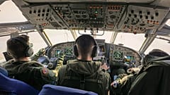 Miembros de la tripulación pilotan un avión naval caza submarinos Atlantique-2 de la Armada francesa durante un ejercicio militar de la OTAN en Rumanía, 9 de abril de 2025.