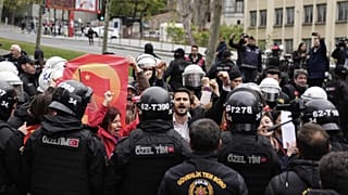 عناصر من الشرطة التركية يحيطون بمجموعة من العمال المتظاهرين في اسطنبول في عيد العمال العالمي 2025  