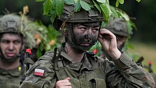 Ochotnicy biorą udział w szkoleniu podstawowym z polską armią w Nowogrodzie, Polska, czwartek 20 czerwca 2024 r.