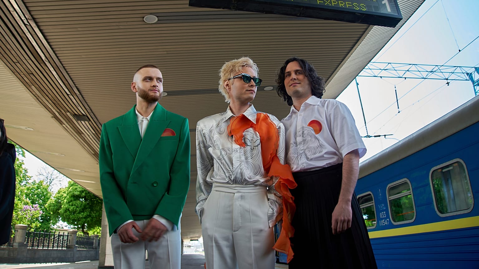 Le groupe ukrainien Ziferblat est vu sous le panneau d'information « Eurovision Express » à leur arrivée pour prendre un train à la gare principale de Kyiv, Ukraine, le 01.05.2025