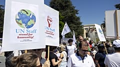 Το προσωπικό των οργανισμών των Ηνωμένων Εθνών διαμαρτύρεται για τις δραστικές περικοπές του προϋπολογισμού και τη μείωση του προσωπικού στη Γενεύη, 1 Μαΐου 2025