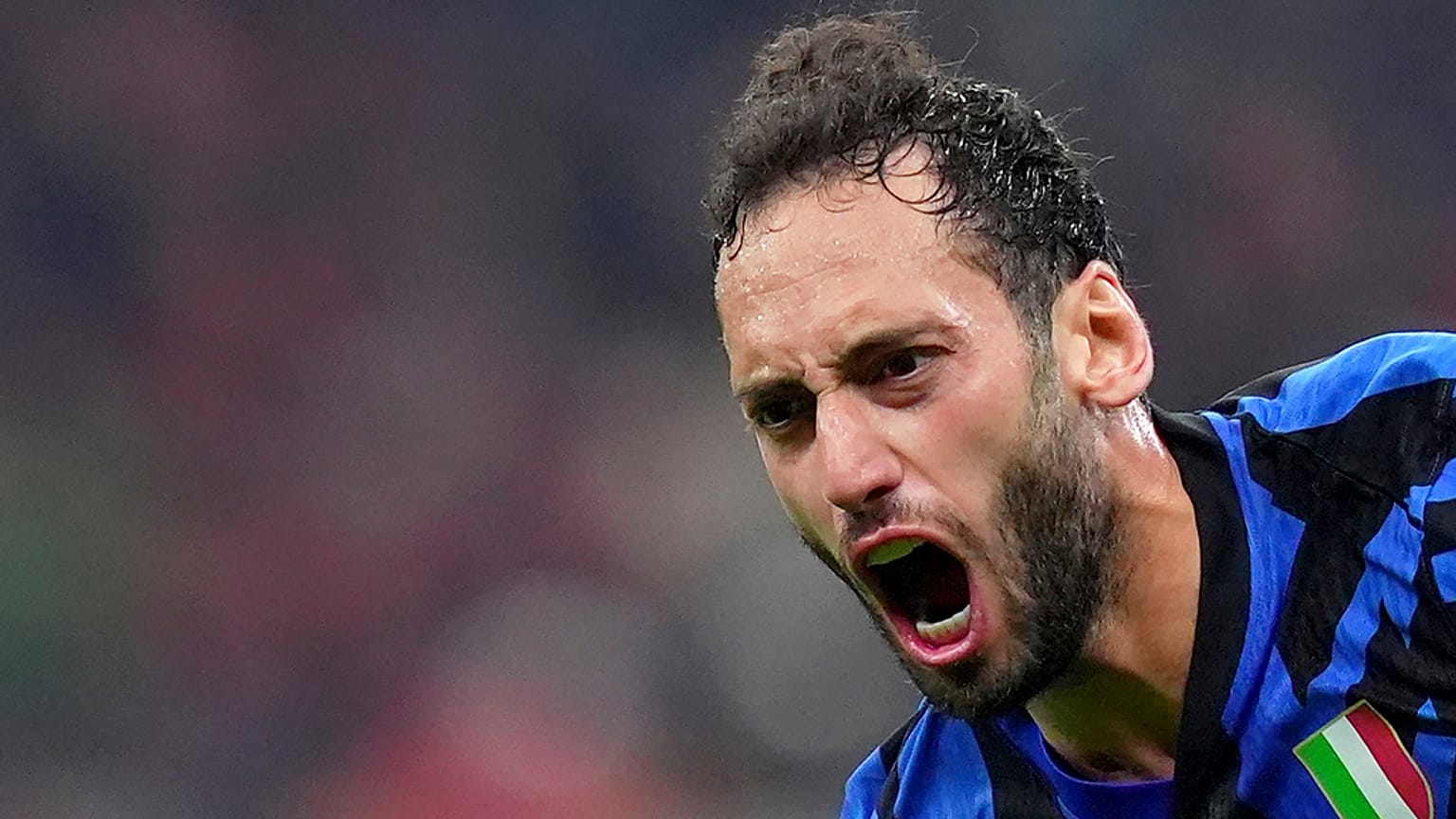 Hakan Çalhanoğlu, İtalya Kupası yarı finalinde eski takımı AC Milan'a karşı attığı golü coşkulu biçimde kutlarken görülüyor, 2 Nisan 2025