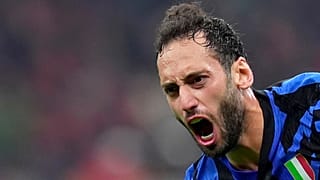 Hakan Çalhanoğlu, İtalya Kupası yarı finalinde eski takımı AC Milan'a karşı attığı golü coşkulu biçimde kutlarken görülüyor, 2 Nisan 2025