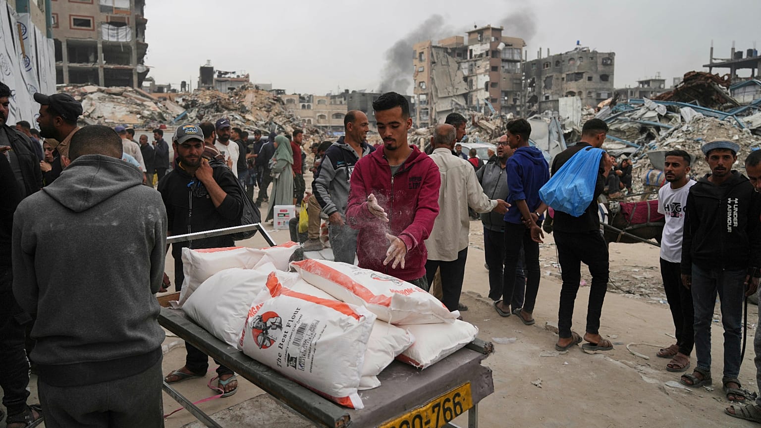 Palestinos reciben bolsas de harina y otras ayudas distribuidas por la UNRWA en Jabaliya, 1 de abril de 2025.
