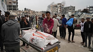 Filistinliler UNRWA tarafından Cebaliye'de dağıtılan un çuvallarını ve diğer yardımları alıyor, 1 Nisan, 2025