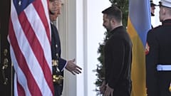 الرئيس الأمريكي دونالد ترامب مستقبلًا نظيره الأوكراني فولوديمير زيلينسكي في البيت الأبيض 