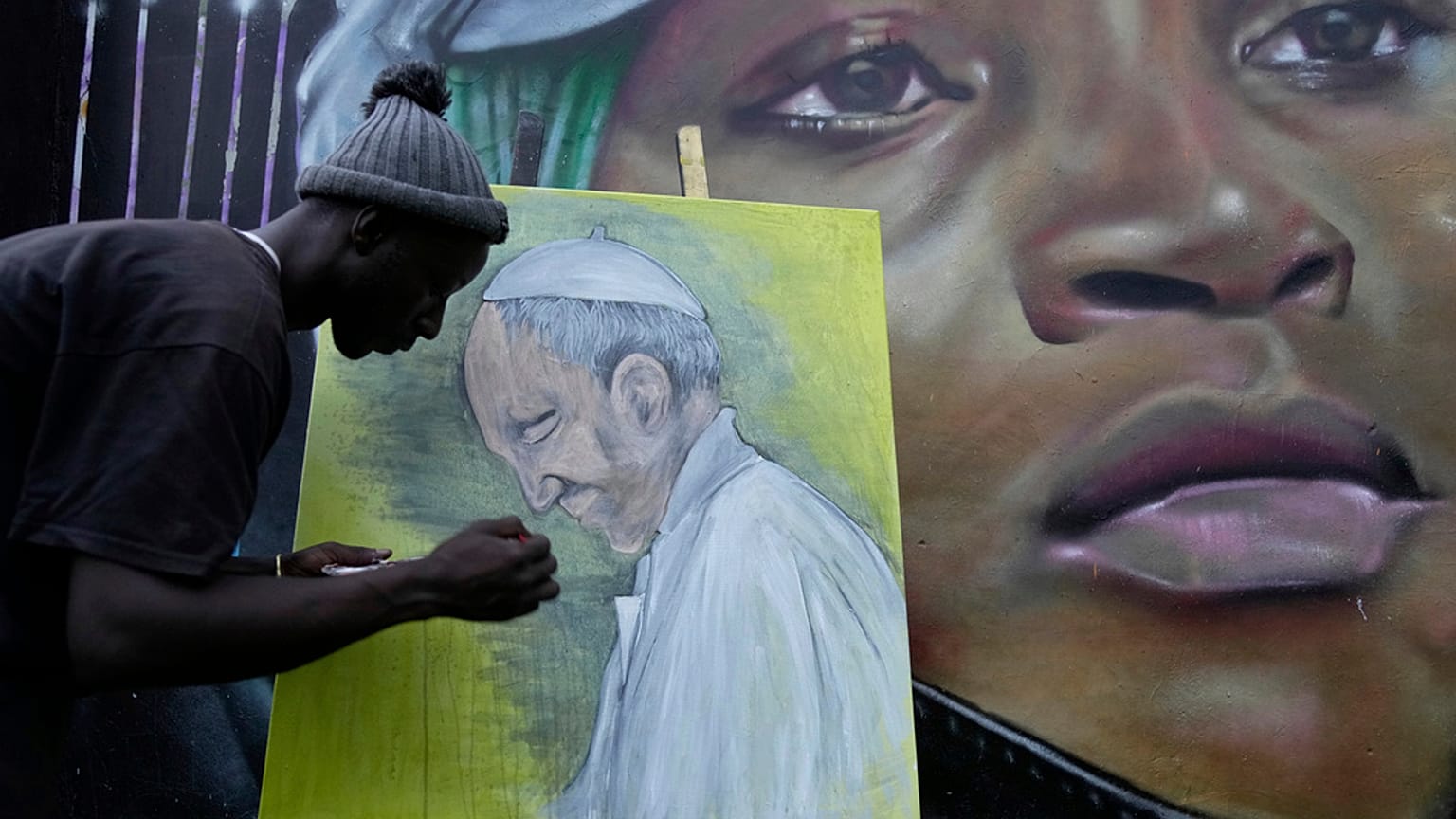 Graffiti sanatçısı Alexander Ikawah, Papa Francis'i çizerken, 21 Nisan 2025