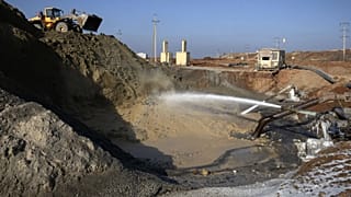 عملية إستخراج المعادن في أوكرانيا