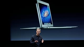 Tim Cook, PDG d'Apple, avec Air lors d'une annonce au siège d'Apple à Cupertino (Californie), le mardi 4 octobre 2011.