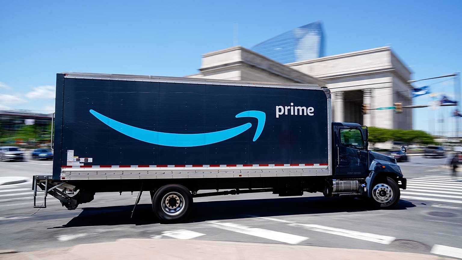 Bir Amazon kamyonu 30 Nisan 2021, Cuma günü Philadelphia'da ilerliyor.