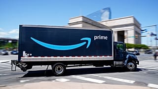 Bir Amazon kamyonu 30 Nisan 2021, Cuma günü Philadelphia'da ilerliyor.