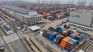 Nakliye konteynerleri 17 Nisan 2025 tarihinde Çin'in güneyindeki Guangdong eyaletinin Nansha bölgesindeki Guangzhou Limanı'nda nakliyeye hazır halde görülüyor.