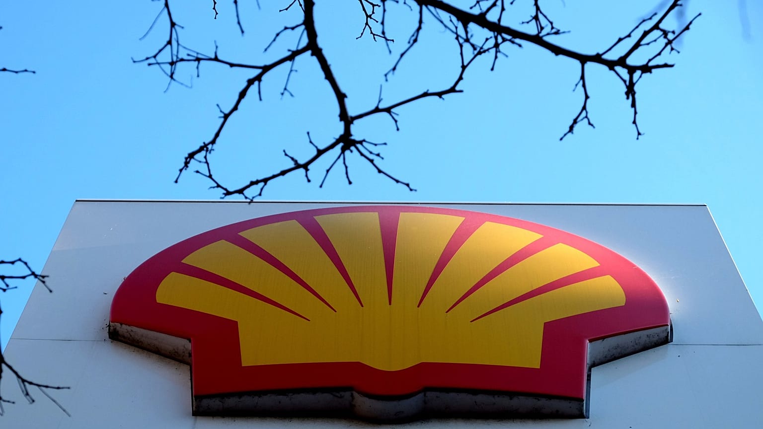 Shell logosu 20 Ocak 2016 tarihinde Londra'da bir benzin istasyonunda.