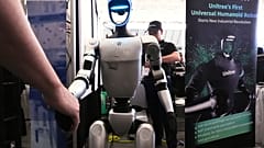 Bir Unitree robotu, 30 Nisan 2025 Çarşamba günü Boston'da düzenlenen Robotik Zirvesi ve Fuarı'nda bir konukla el sıkışıyor.
