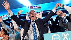 Ο ηγέτης του Reform UK Νάιτζελ Φάρατζ κατά τη διάρκεια προεκλογικής εκδήλωσης στο εκθεσιακό κέντρο του Στάφορντ, 30 Απριλίου 2025