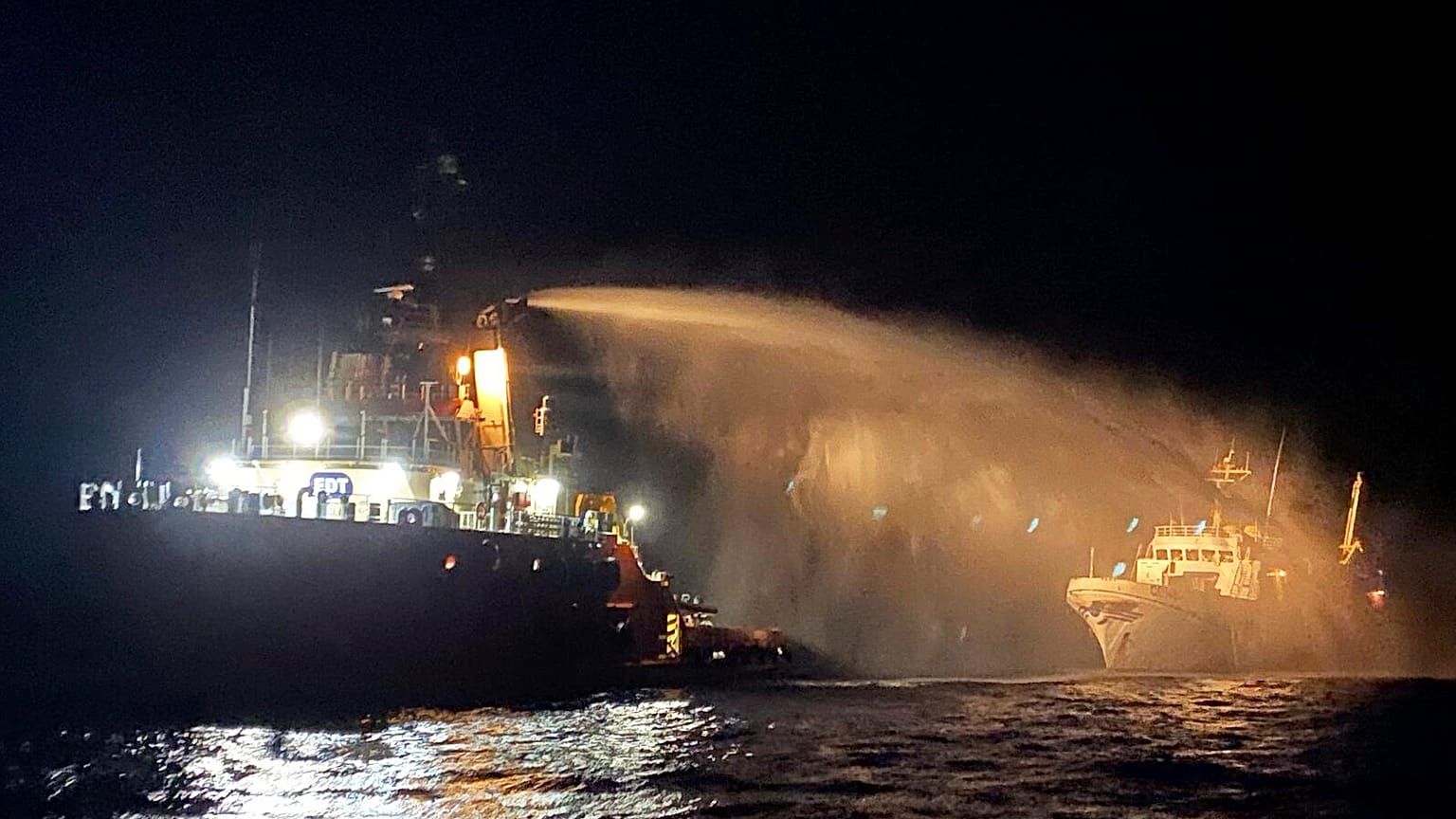 Malta Gemi Trafik Hizmetleri (VTS) tarafından irtibata geçilen bir yangın söndürme römorkörü, Conscience yardım gemisinde çıkan yangının kontrol altına alınmasına yardımcı oluyor, 2 Mayıs, 2025 