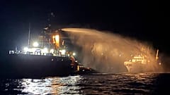 Επιχείρηση κατάσβεσης της πυρκαγιάς στο πλοίο Conscience. Παρασκευή 2 Μαΐου 2025.