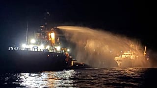 Επιχείρηση κατάσβεσης της πυρκαγιάς στο πλοίο Conscience. Παρασκευή 2 Μαΐου 2025.