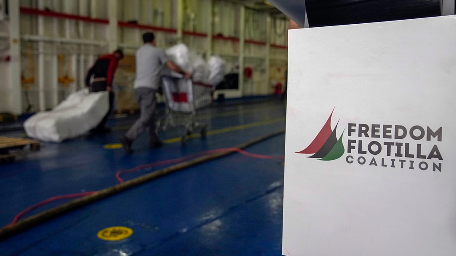 A Freedom Flotilla Coalition egyik hajójába pakolnak segélyeket