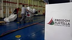 A Freedom Flotilla Coalition egyik hajójába pakolnak segélyeket
