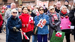 Manifestación groenlandesa ante la embajada estadounidense en Copenhague, Dinamarca, el domingo 6 de abril de 2025.