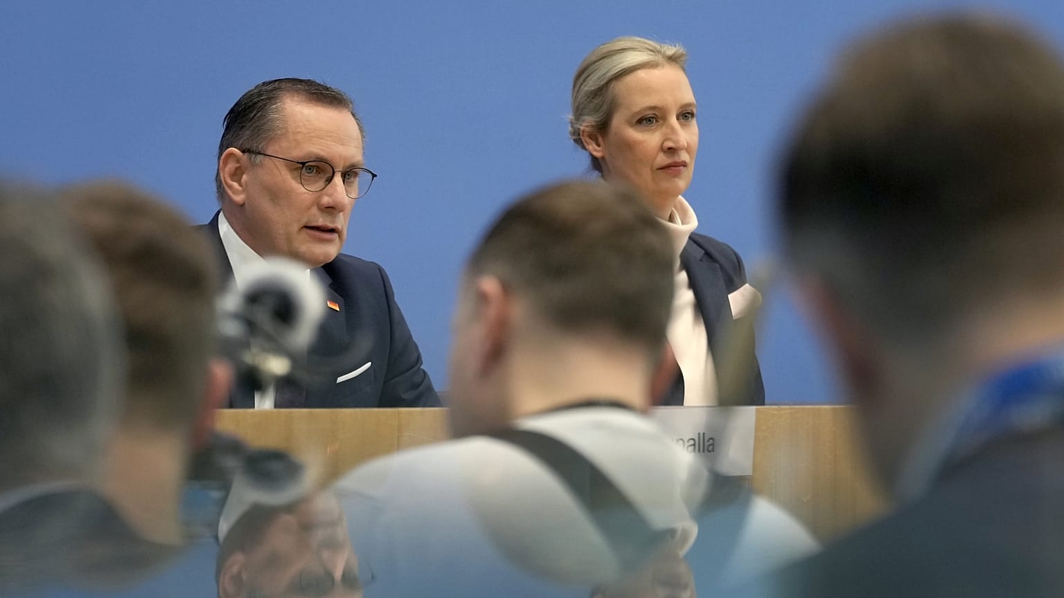 Tino Chrupalla és Alice Weidel, az AfD társelnökei egy berlini sajtótájékoztatójukon