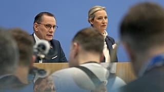 Tino Chrupalla és Alice Weidel, az AfD társelnökei egy berlini sajtótájékoztatójukon