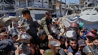 آوارگان فلسطینی کاشانه و بعضا خانواده از دست داده در غزه که برای دریافت کمک‌های غذایی هجوم آورده‌اند