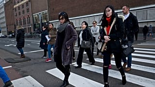 Amsterdam, Hollanda'da insanlar bir caddede karşıdan karşıya geçiyor. 14 Mart 2017.