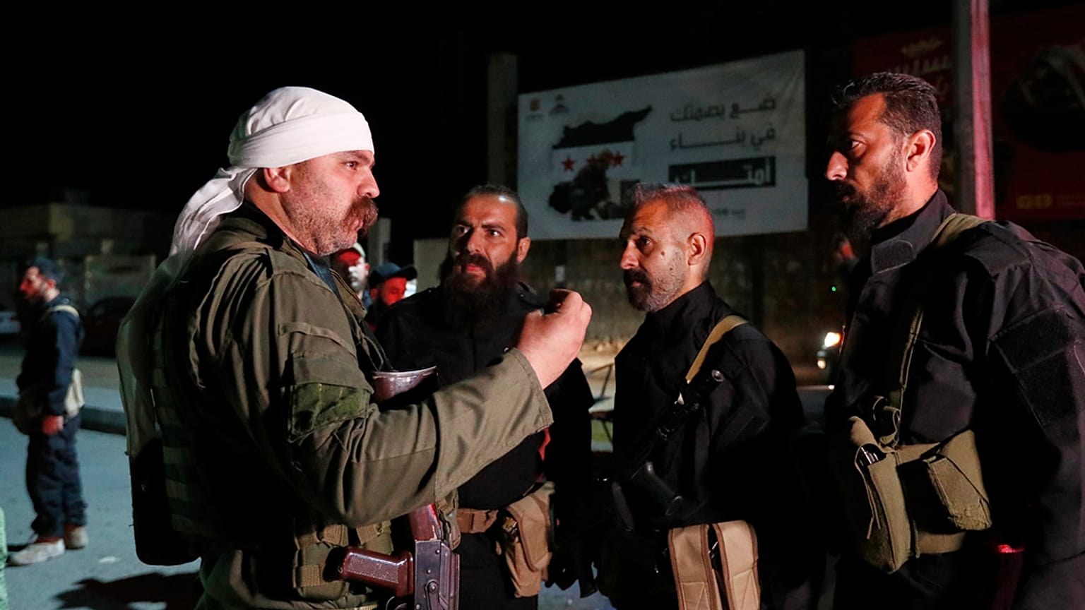 مسلح درزي يتحدث مع قوات الأمن السورية بعد التوصل إلى اتفاق للانتشار في محيط جرمانا جنوب دمشق، الجمعة 2 مايو 2025.