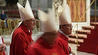 Le cardinal Luis Antonio Tagle, à droite, et le cardinal Pietro Parolin assistent à une messe lors du cinquième des neuf jours de deuil du pape François.