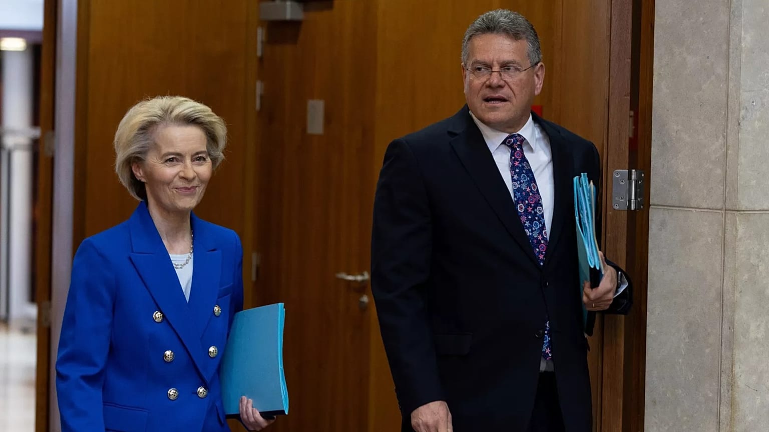 A presidente da Comissão Europeia, Ursula von der Leyen, e o comissário do Comércio, Maros Šefčovič, chegam à reunião semanal em Bruxelas, a 9 de abril de 2025