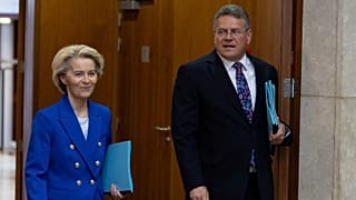 A presidente da Comissão Europeia, Ursula von der Leyen, e o comissário do Comércio, Maros Šefčovič, chegam à reunião semanal em Bruxelas, a 9 de abril de 2025