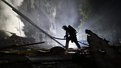 Διασώστης εργάζεται στο χώρο ενός κτιρίου κατοικιών που καταστράφηκε από ρωσικό χτύπημα στη Ζαπορίζια, 1 Μαΐου 2025
