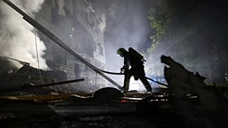 Um socorrista trabalha no local de um edifício residencial destruído por um ataque russo em Zaporizhzhia, 1 de maio de 2025
