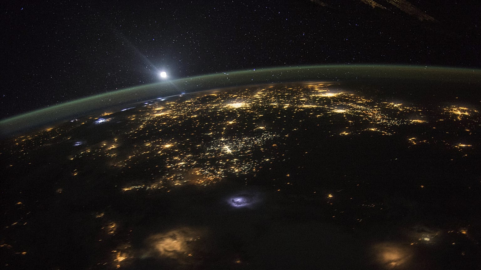 Archivo: Amanecer sobre la Tierra desde la Estación Espacial Internacional, el 10 de agosto de 2015.