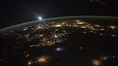 Sonnenaufgang über der Erde von der Internationalen Raumstation aus betrachtet, 10. August, 2015