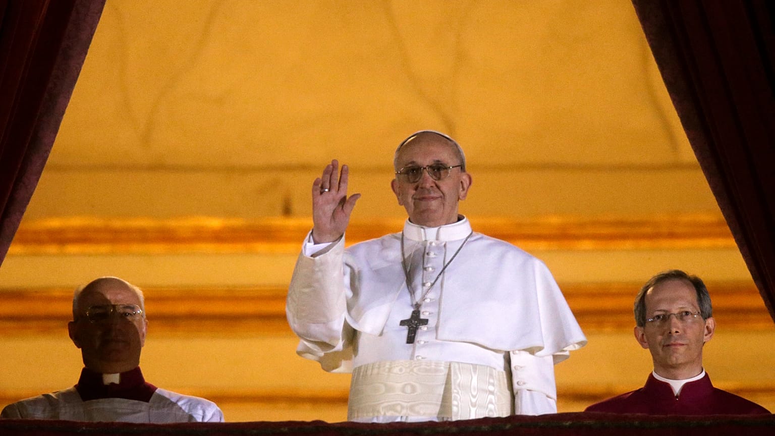 Saída do Papa Francisco da Loggia de São Pedro, pela primeira vez desde a sua eleição em 13 de março de 2013