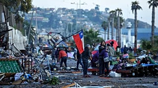 Foto de archivo: Una calle llena de escombros después de que un tsunami provocado por un terremoto azotara Coquimbo, Chile, el jueves 17 de septiembre de 2015.