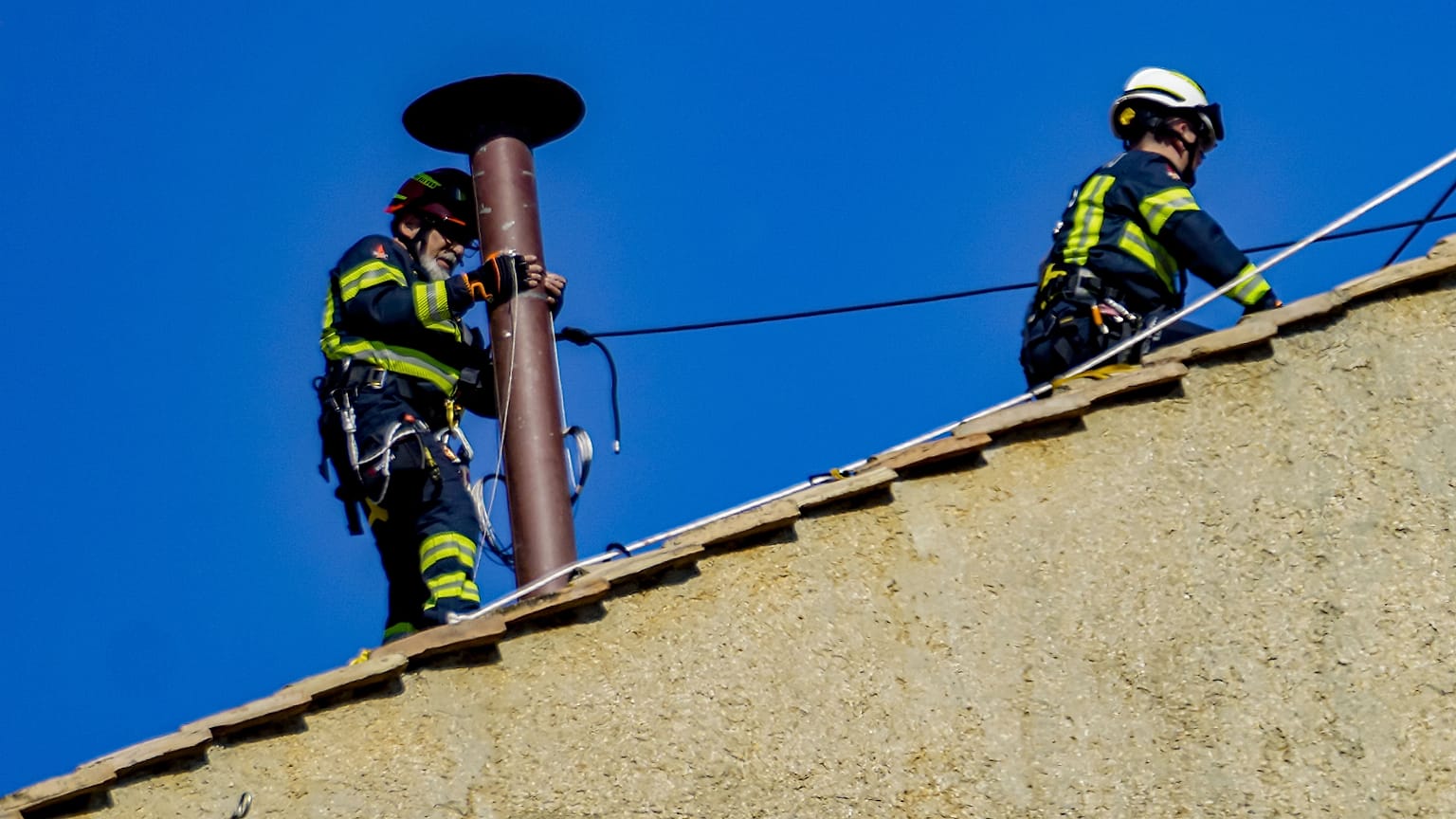 Feuerwehrleute reparieren den Schornstein auf dem Dach der Sixtinischen Kapelle, wo die Kardinäle zur Wahl eines neuen Papstes zusammenkommen werden, Vatikan, 2. Mai 2025